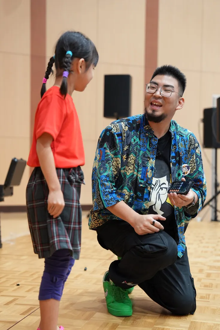 子どもとマジックを楽しむマジシャンGO